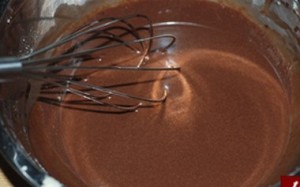 đun chảy socola làm bánh tart socola